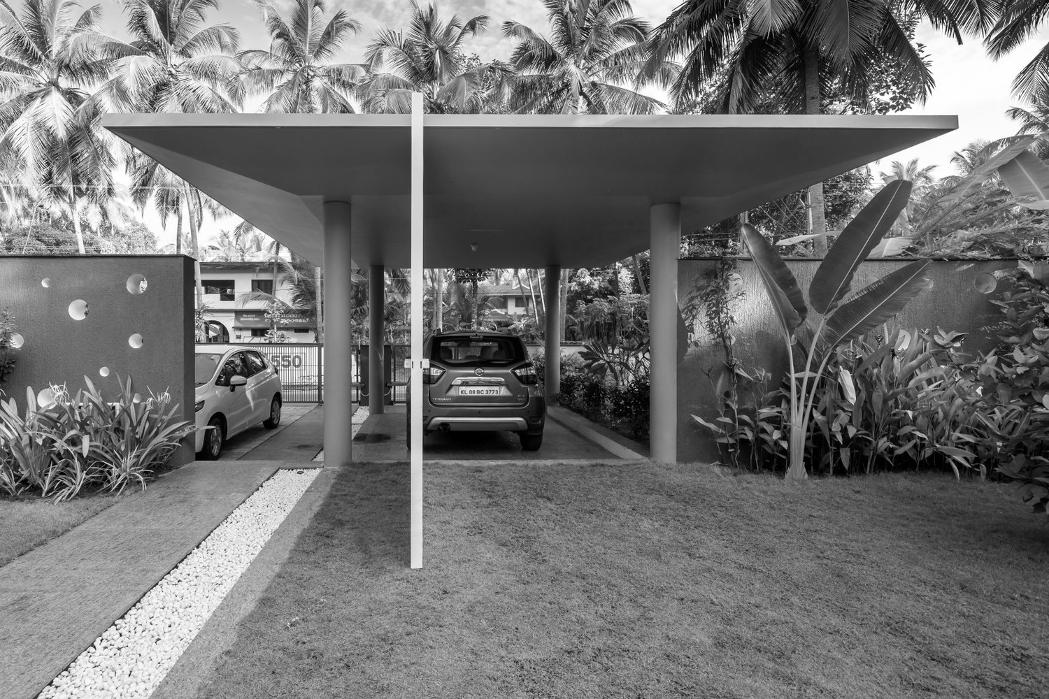 The Floating Parasol House  LIJO.RENY.architects-27