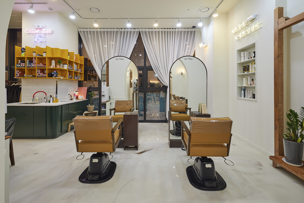 简约时尚的 24 平米美妆店设计-6