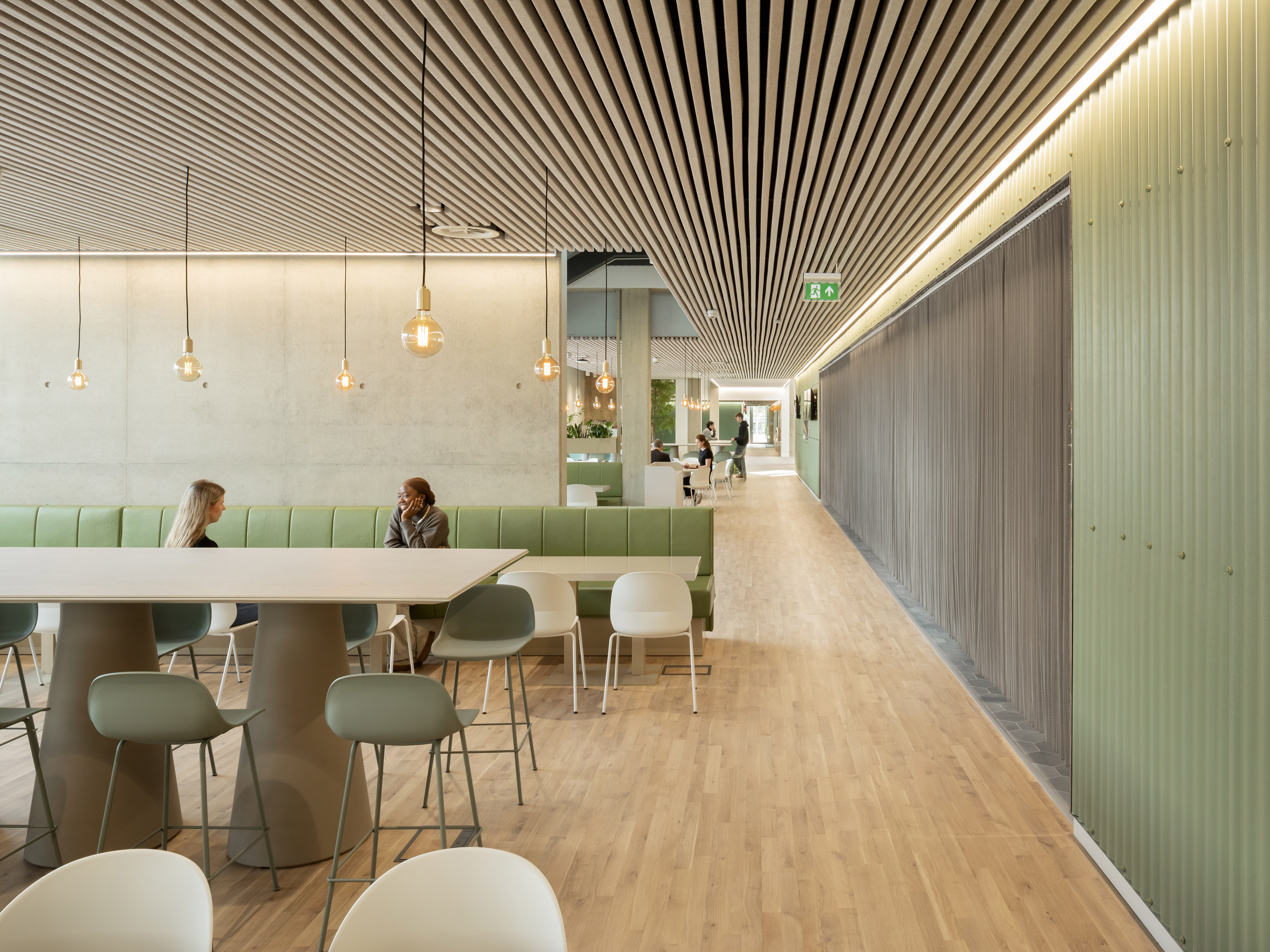 剑桥大学西校区教育建筑设计典范——多彩楼梯与内置家具-26