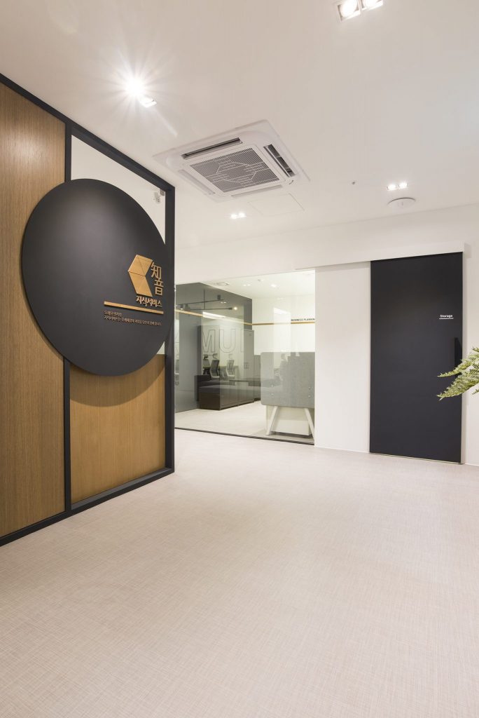 简约白诠释 51 平 IT 咨询公司办公室设计-25