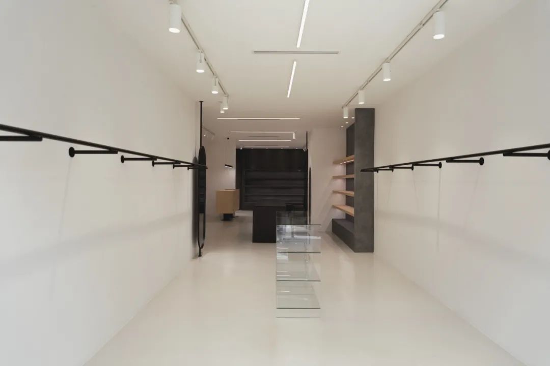 极简黑白,打造意式时尚空间-0