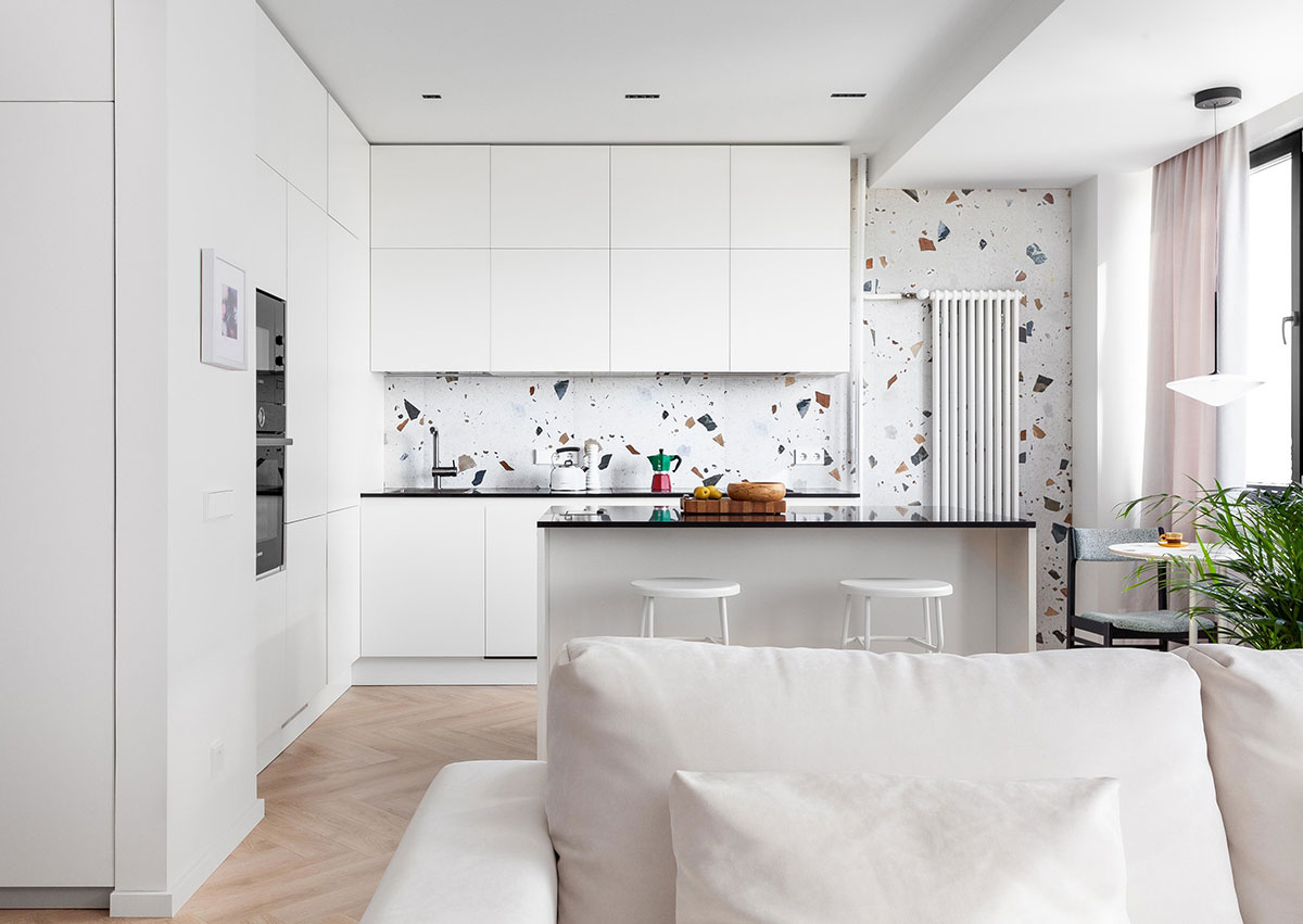 莫斯科 45 平米全白小公寓,玻璃隔出的卧室成亮点-1