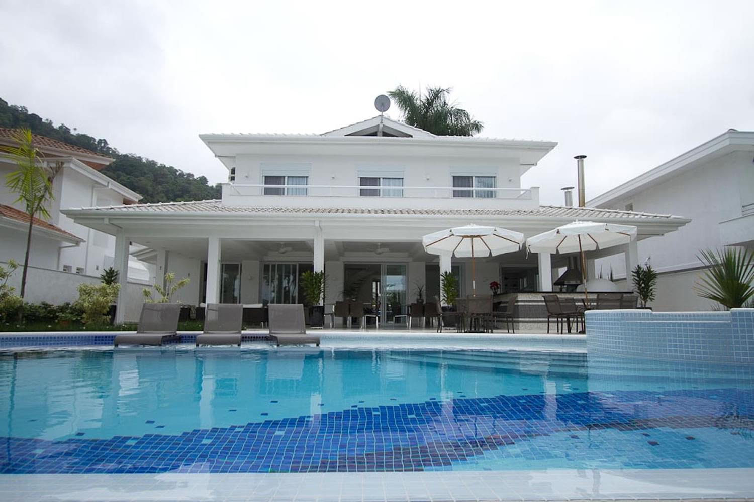 巴西 Caraguatatuba 海滨别墅，现代简约风格与自然完美融合-2