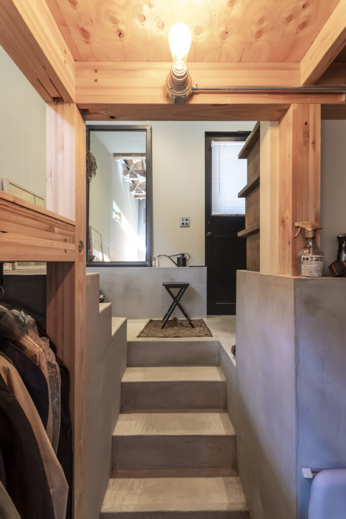 道路沿いの狭小敷地に建てた家　小さな家ながら、光を享受し開放感を感じて暮らす | Architecture | 100%LiFE-10