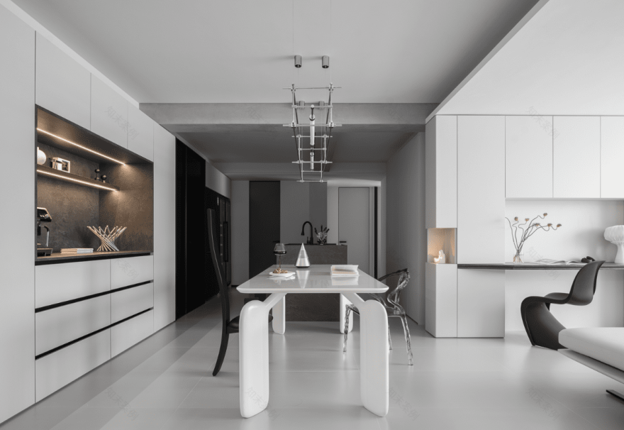 桌柜一体+开放布局释放空间,黑白极简谱写“断舍离”生活乐曲-24