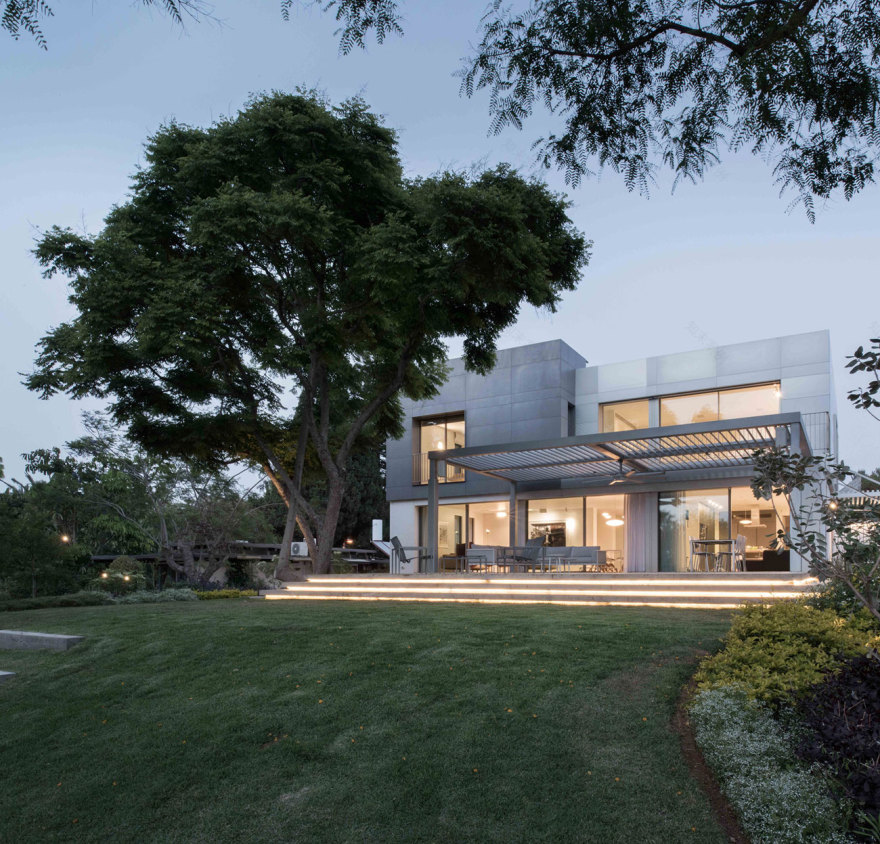 以色列 Kfar Shmaryahu 极简铝制住宅,室内外无缝连接-28