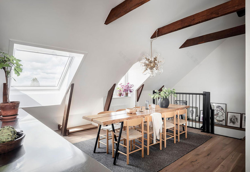 哥德堡红色沙发公寓 | 独特阁楼设计与空间利用-7