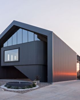 Bertolotti Vial Machinery and Office Warehouse / Estudio 2(A) DosArquitectas