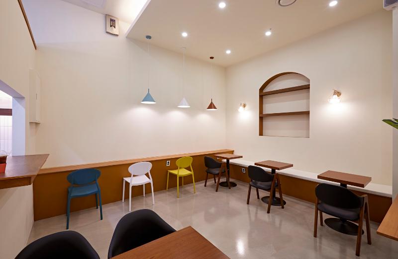 极简 25 平米咖啡馆设计，打造温馨原木空间-8