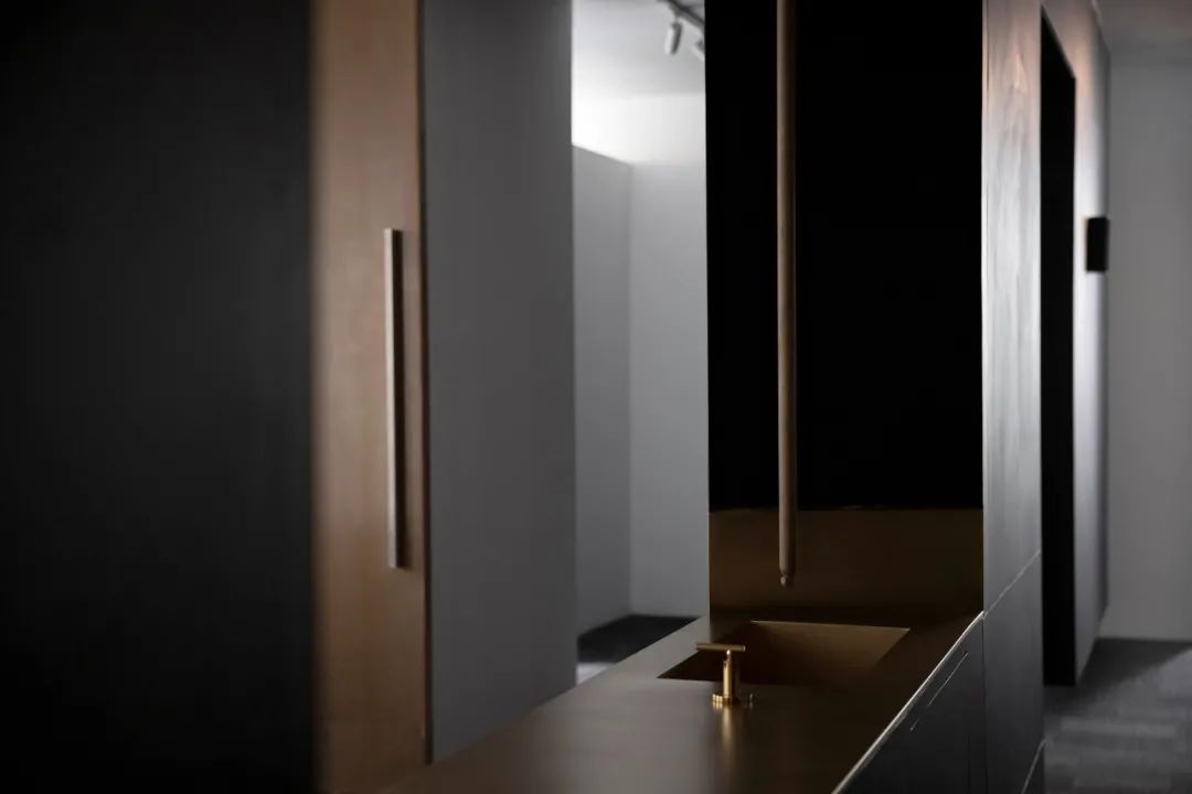 “黑亭”的无用之美,巧妙划分空间打造多功能办公环境-47