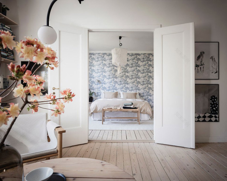 蓝调小花墙纸打造清新 Scandinavian 卧室-10