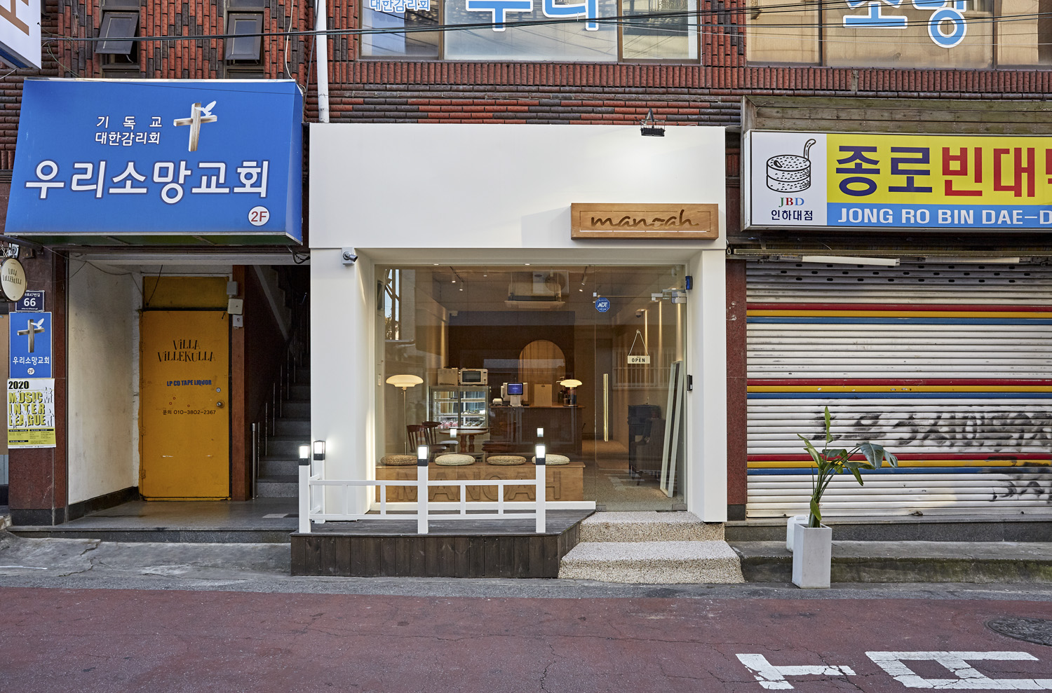 十平米简约咖啡馆，Manoah 诠释白色与木质魅力-2