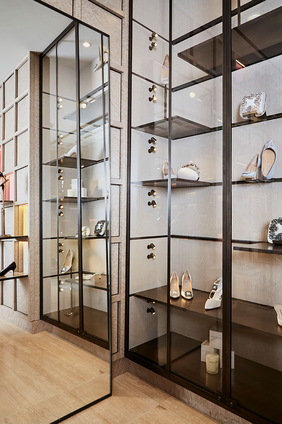 马诺洛·伯拉尼克塞尔福里奇百货店（注：Manolo Blahnik是知名鞋履品牌，Selfridges是英国著名百货公司，这里推测是该品牌在塞尔福里奇百货的店铺相关表述 ） 丨英国伦敦丨Nick Leith  Smith-15