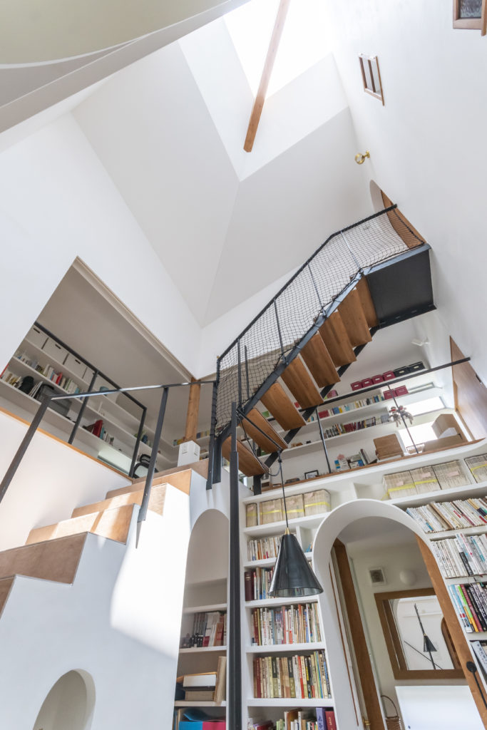 広い敷地につくった2世帯住宅 階段室を中心にいろんな居場所のある家 | Architecture | 100%LiFE-12