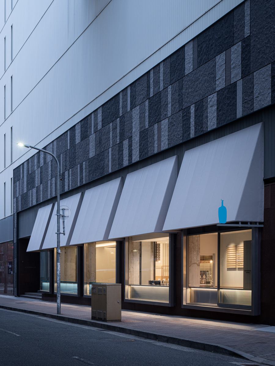 探索神户蓝瓶咖啡店：Blue Bottle Coffee Hankyu神户店设计揭秘 - 米尚丽零售设计网 MISUNLY- 美好品牌店铺空间发现者-13