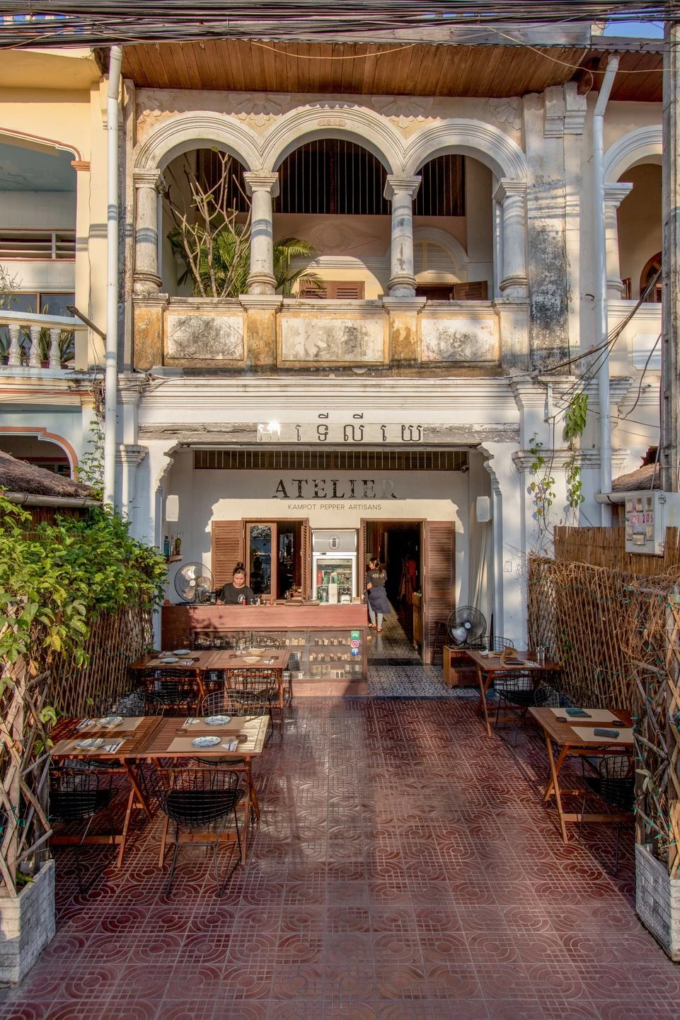 融合传统与当代的柬埔寨 Kampot 老店屋改造-11