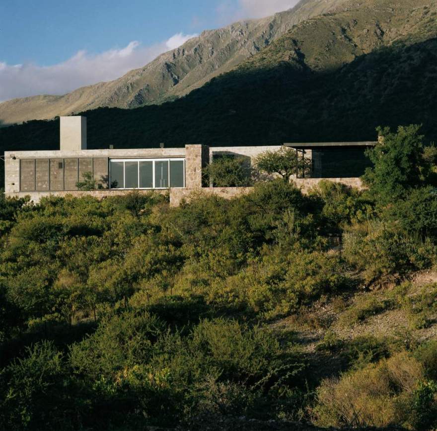 回归自然的庇护所 | 阿根廷 Uritorco 山脚下混凝土石头房子-38