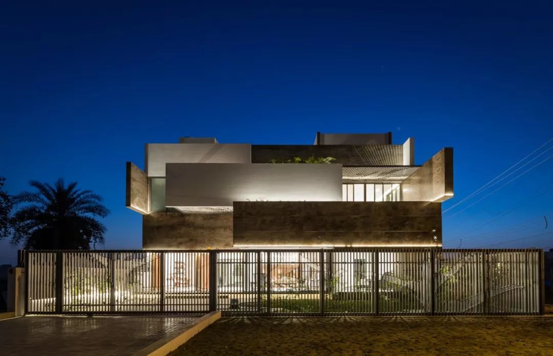 印度感性遇见西方想象的 Charged Voids 设计公司-0