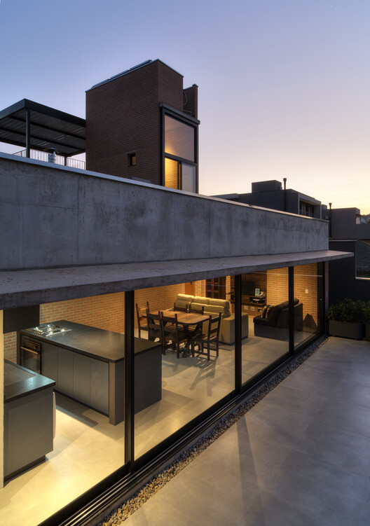 巴西 Centro Arquitetura APF House，融入自然的别墅设计-36