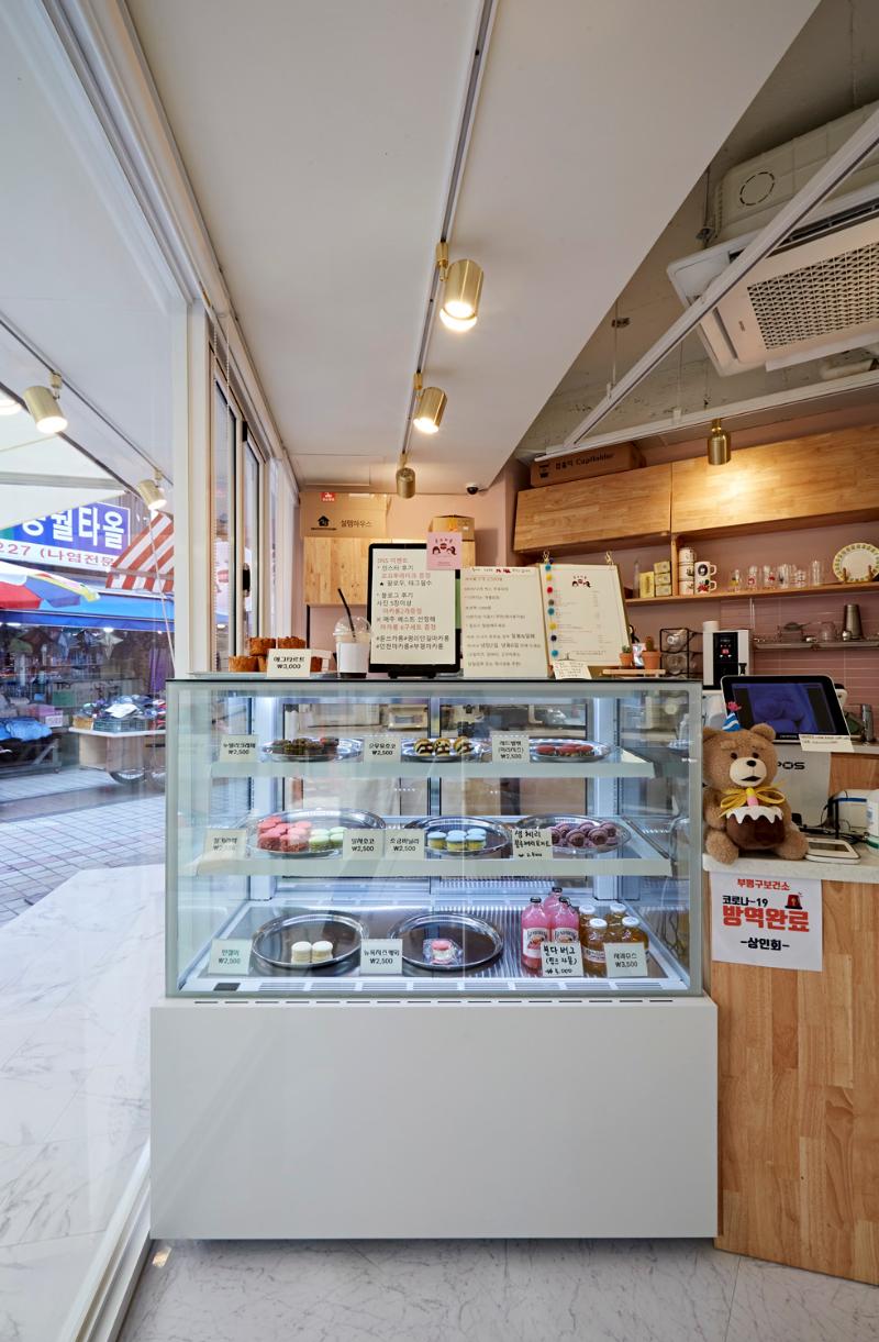 首尔尹氏咖啡厅 | 8 坪空间里的白色与原木魅力-7