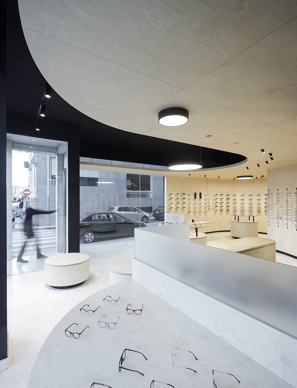 西班牙 Panóptica 眼镜店 | 曲线展墙划分空间,营造环绕式购物体验-13