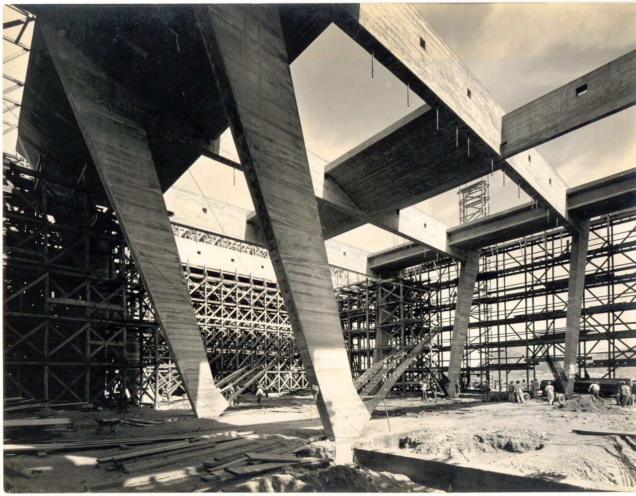 巴西里約熱內盧現代藝術博物館：建築大師 Affonso Eduardo Reidy 採V形柱列、懸吊樓板，打造現代主義建築經典 | FAM-72