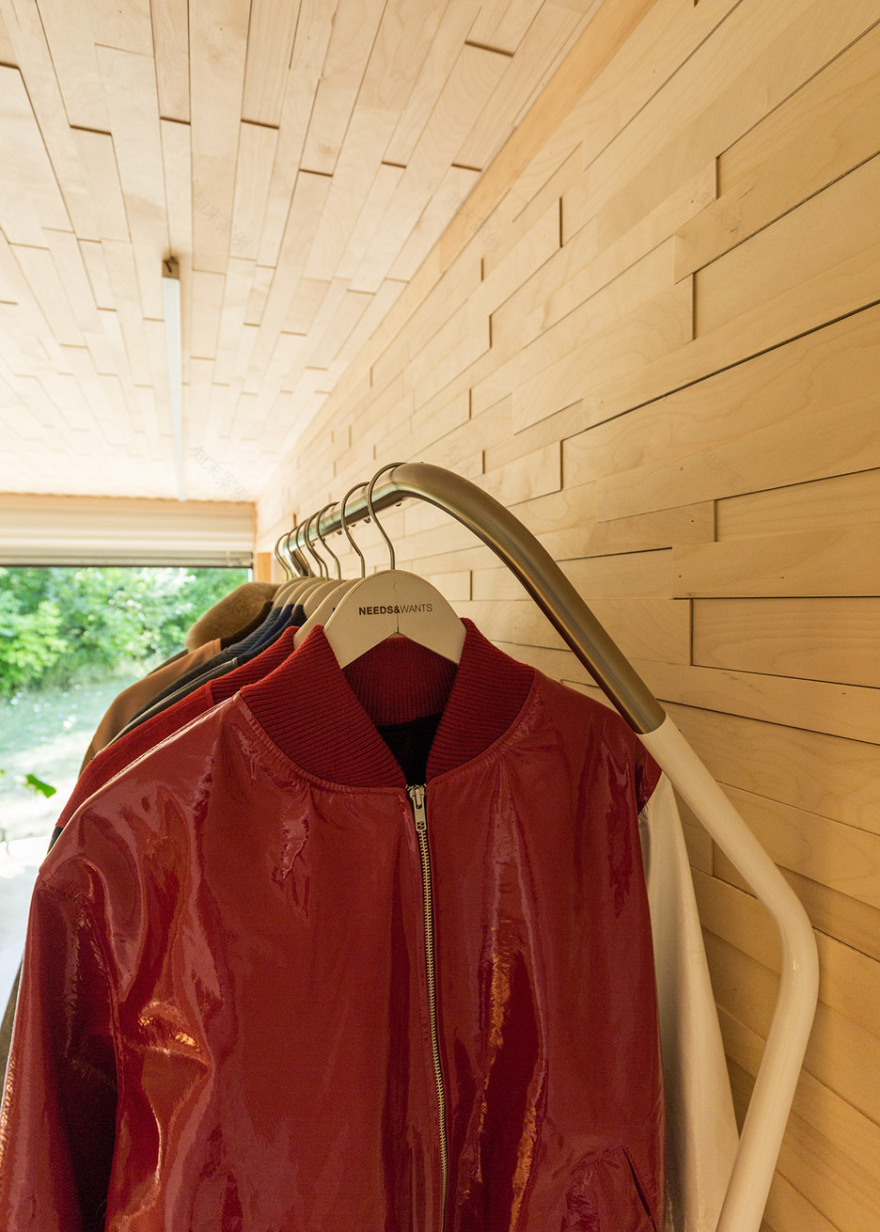 白色集装箱变身高档运动品牌临时展厅-14