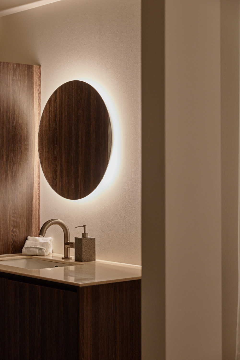 "木材与高级酒店氛围的完美融合 - 21 坪酒店式公寓室内设计"-24