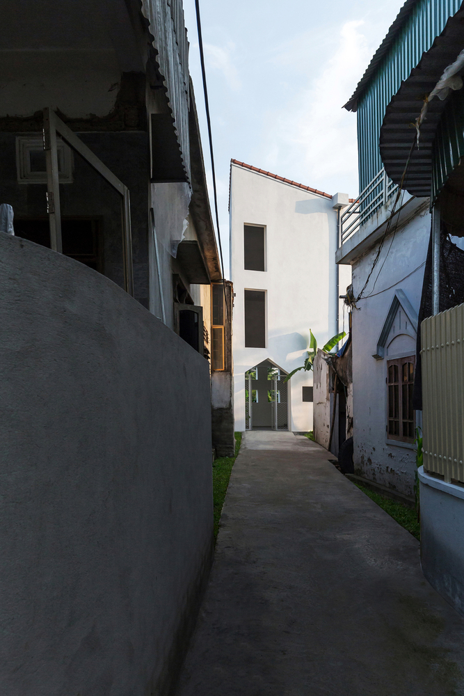 越南中部狭长土地上的共生小屋-25