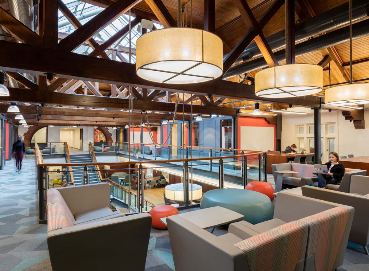 Mount Holyoke College 社区中心 | 历史与现代交融的校园核心-13