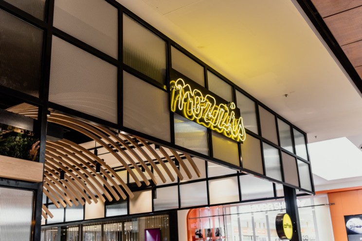 墨尔本 Rozzis 餐厅绿植环绕的现代花砖空间-10