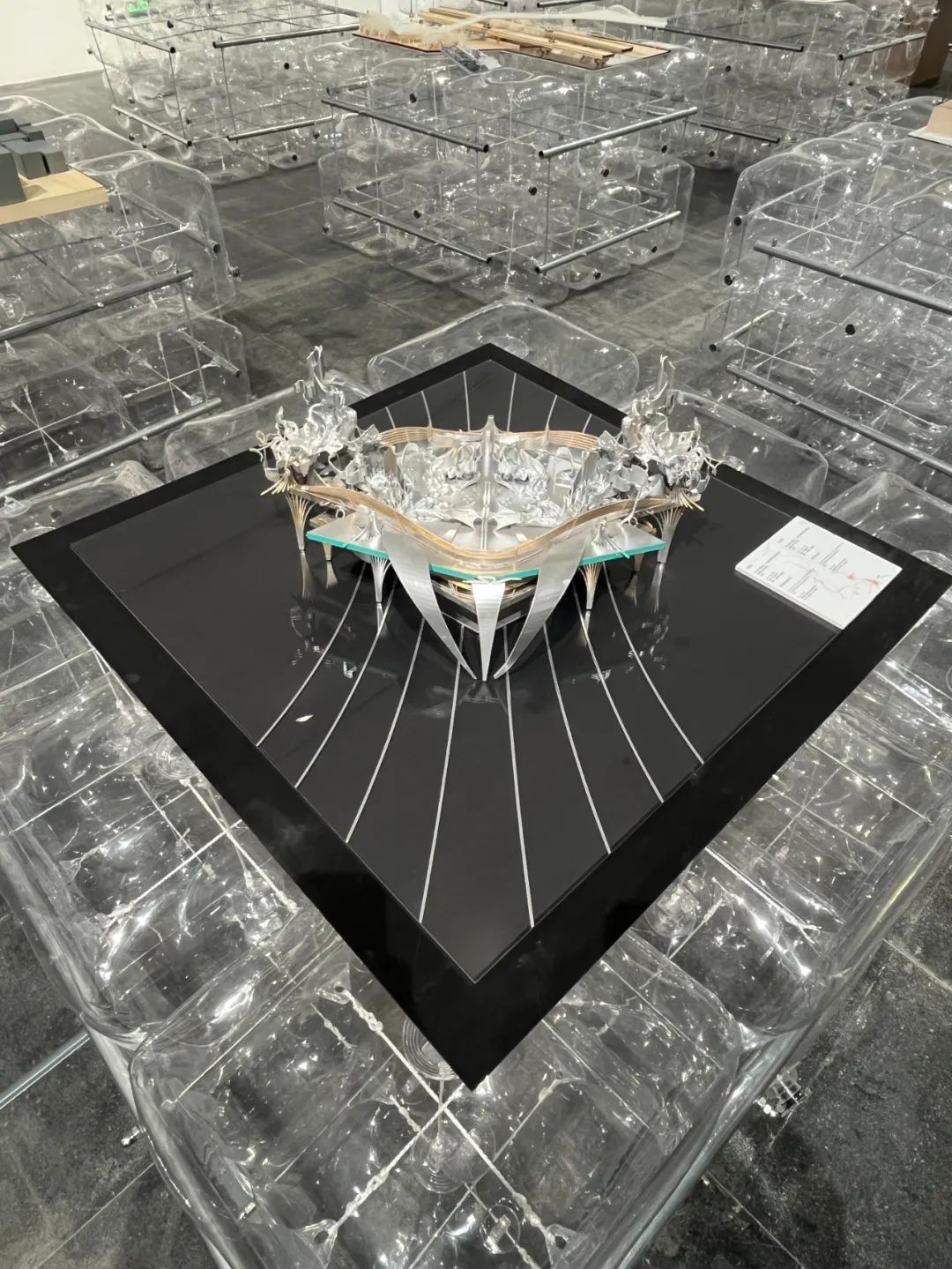 好亚！广美毕设将亚文化注入空间互动装置“掀翻”国潮！“未来科技感+虚拟商店平台+沉浸式换装体验”品牌核心价值拉满的叙事性空间设计-15