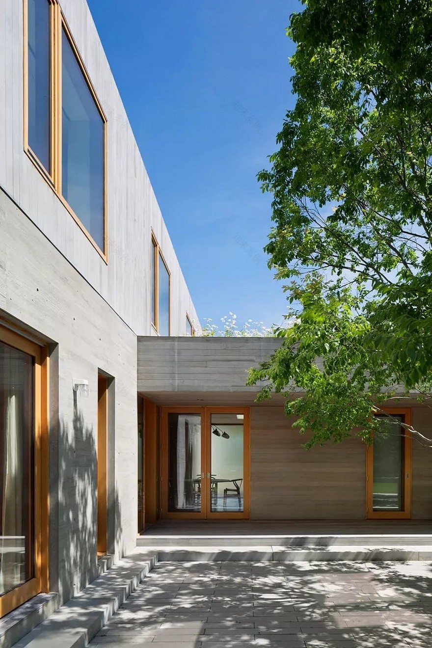 Modern Waterfront House Designed for a Family of Three Generations-14