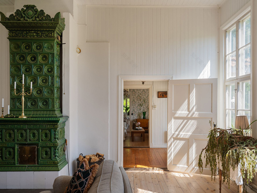 瑞典老村校改造的大型明亮别墅-11