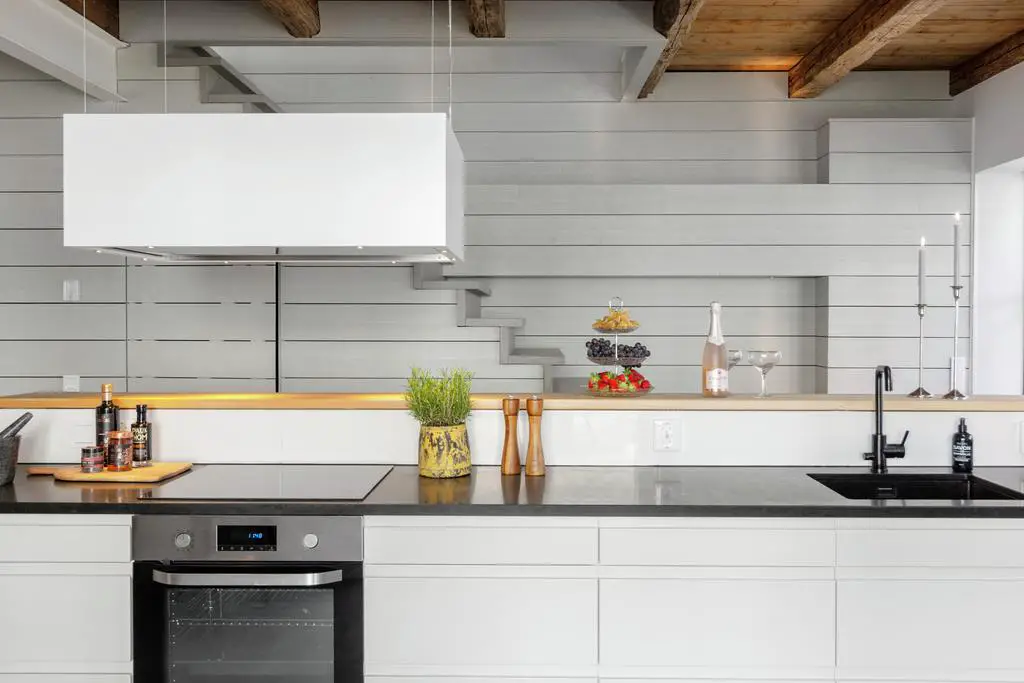 "瑞典 19 世纪古宅现代改造，工业风格窗户展现独特魅力"-5