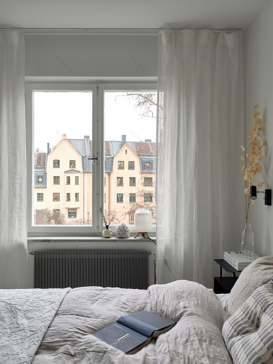 原木与灰色共舞,打造独特斯堪的纳维亚风格公寓-16