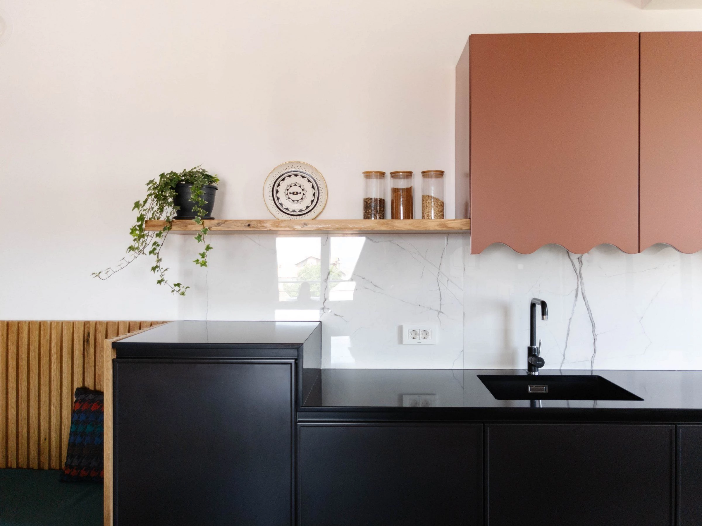 逃离现实的黑色厨房·Rozë 公寓丨普里什蒂纳-8