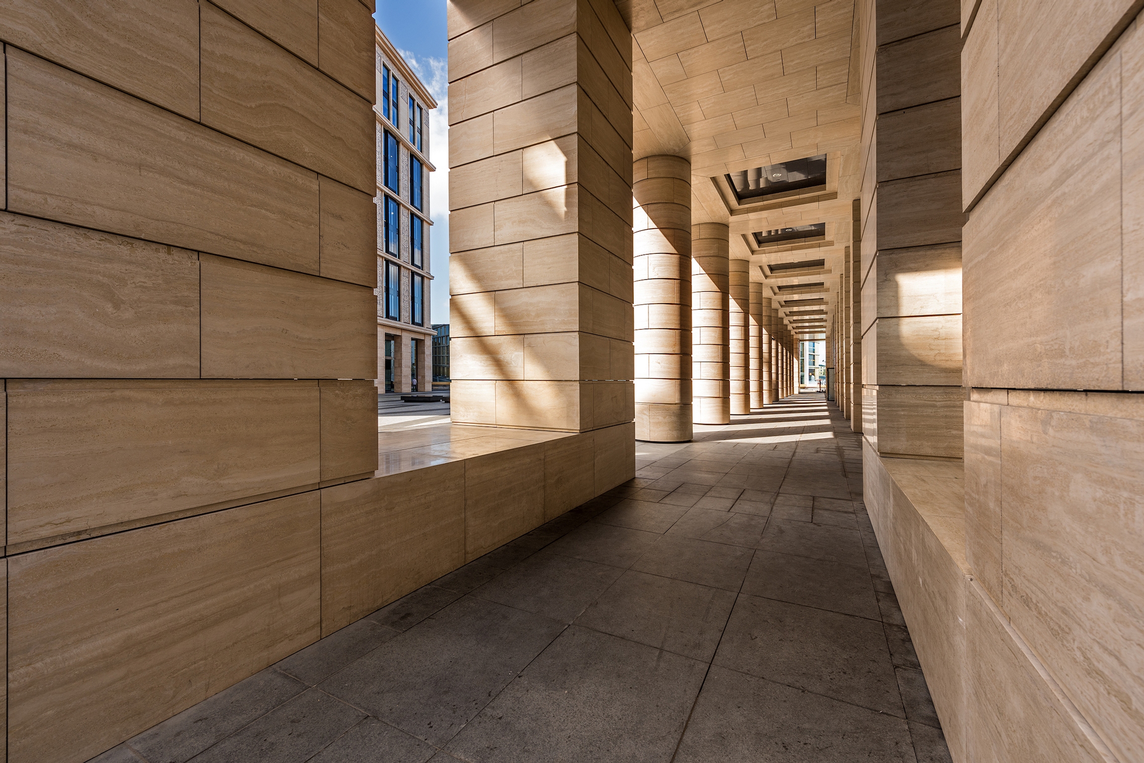 Àäìèíèñòðàòèâíûé è îáùåñòâåííî-äåëîâîé êîìïëåêñ «Íåâñêàÿ ðàòóøà»-13