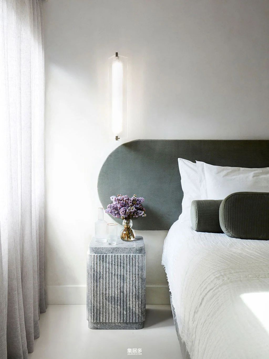 外立面黑色与内饰乳白色调形成鲜明对比的悉尼豪华海滨别墅-9