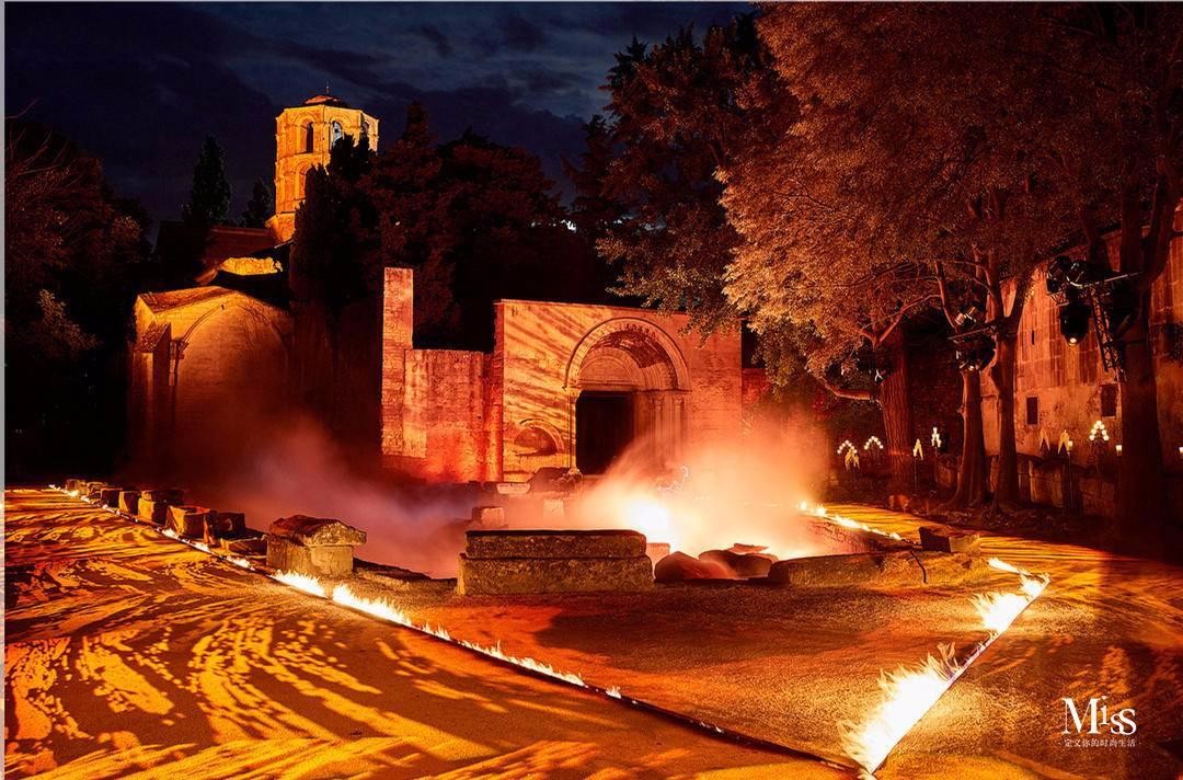 古驰 2019 早春秀 | 死亡与浪漫的奇妙融合-19