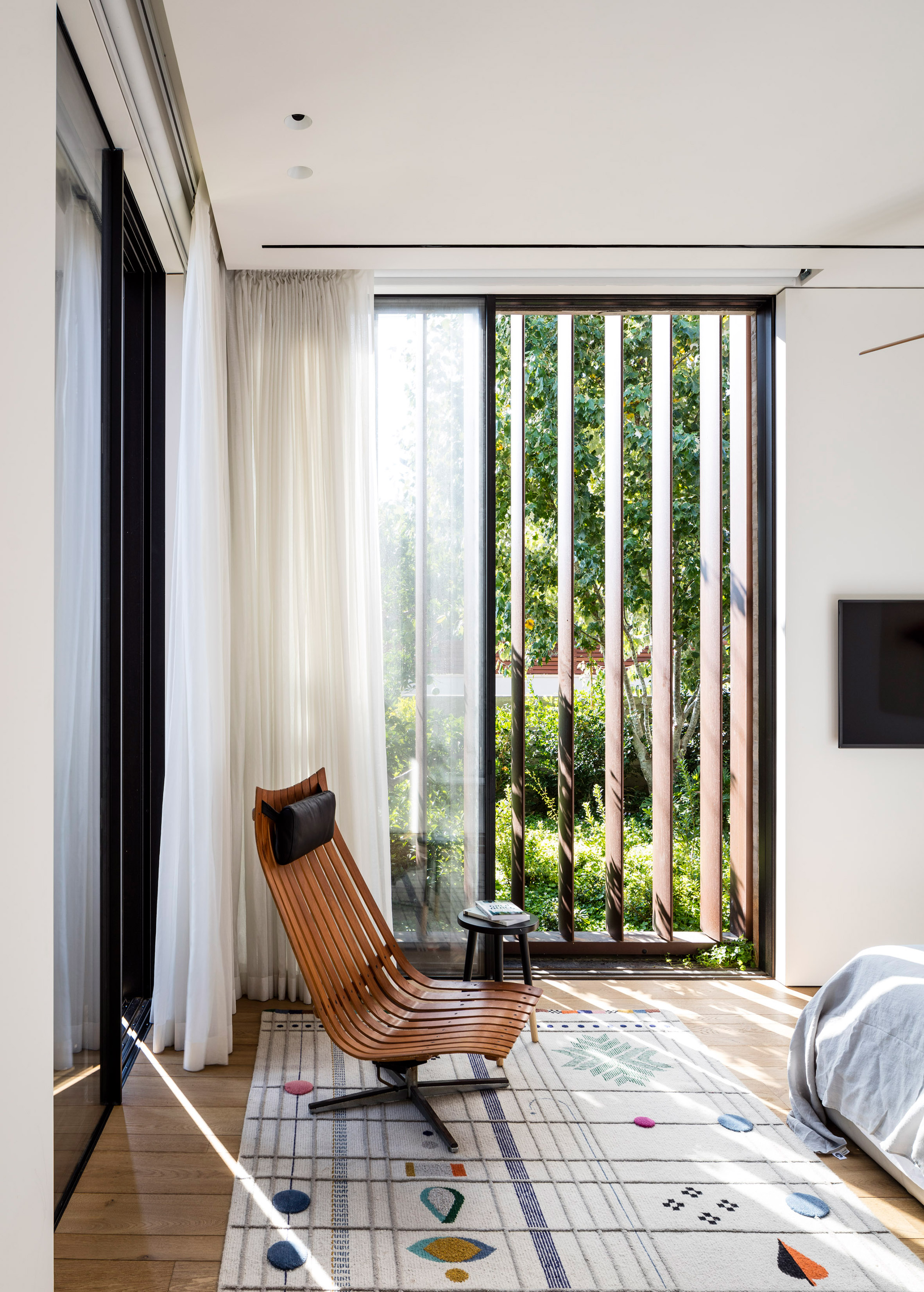 Box-framed louvres shade board-marked concrete Tel Aviv house-23