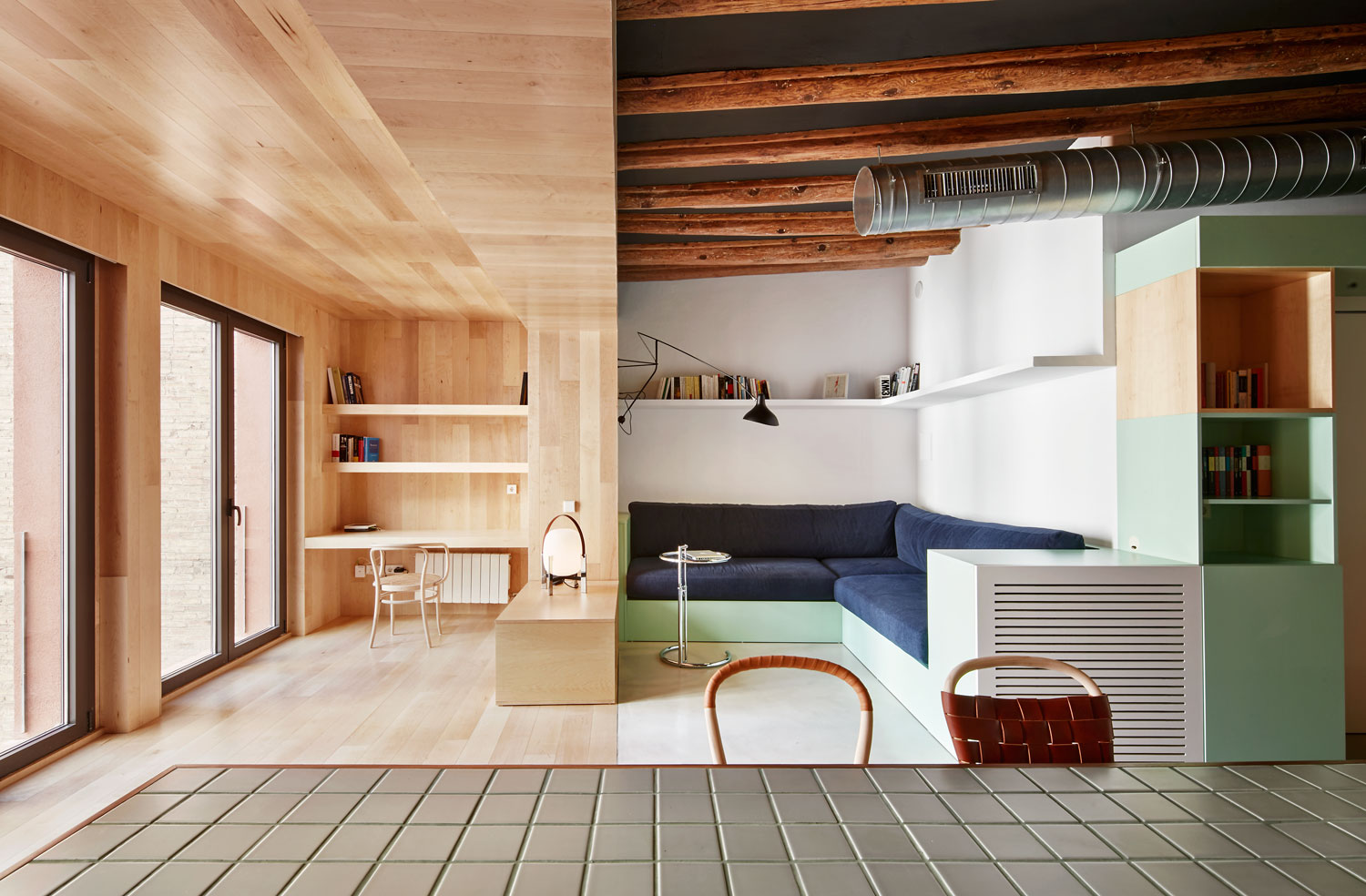 巴塞罗那工业风公寓，家具分隔空间打造开放式生活-2