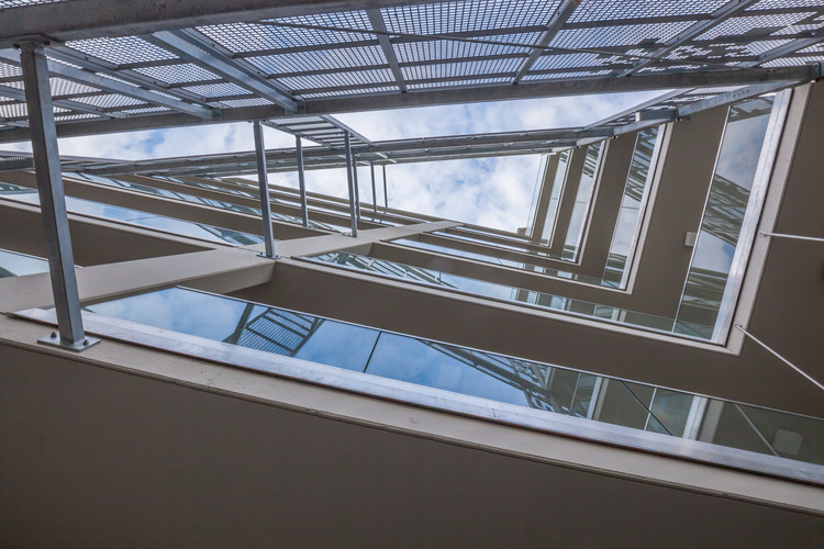 繁忙路口的“V 形庭院”公寓-28