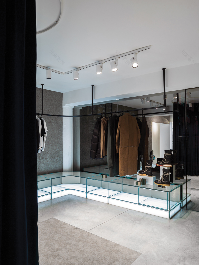 巴塞罗那“sivasdescalzo”商店,铝型材与虹彩水晶玻璃的工业风设计-17