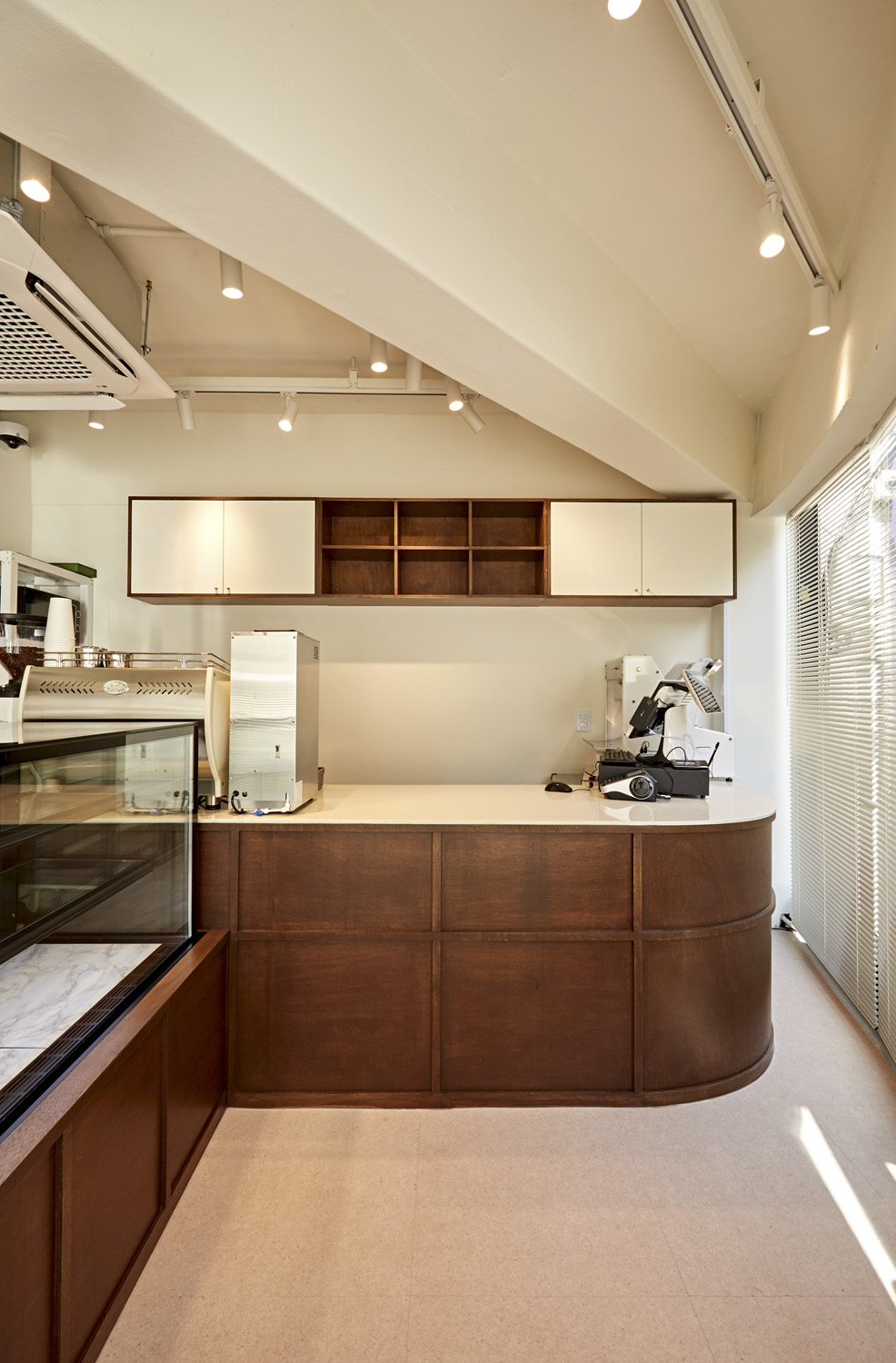 白色木纹的 15 平米贝克里公寓设计-7