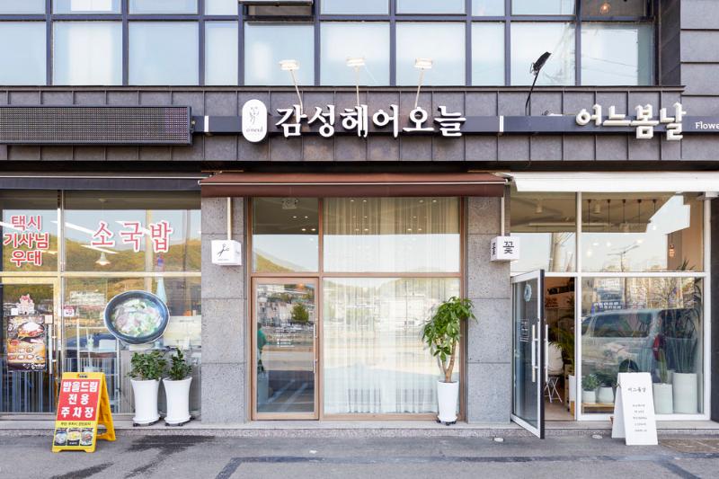 10 坪美妆店的极简设计魅力-10