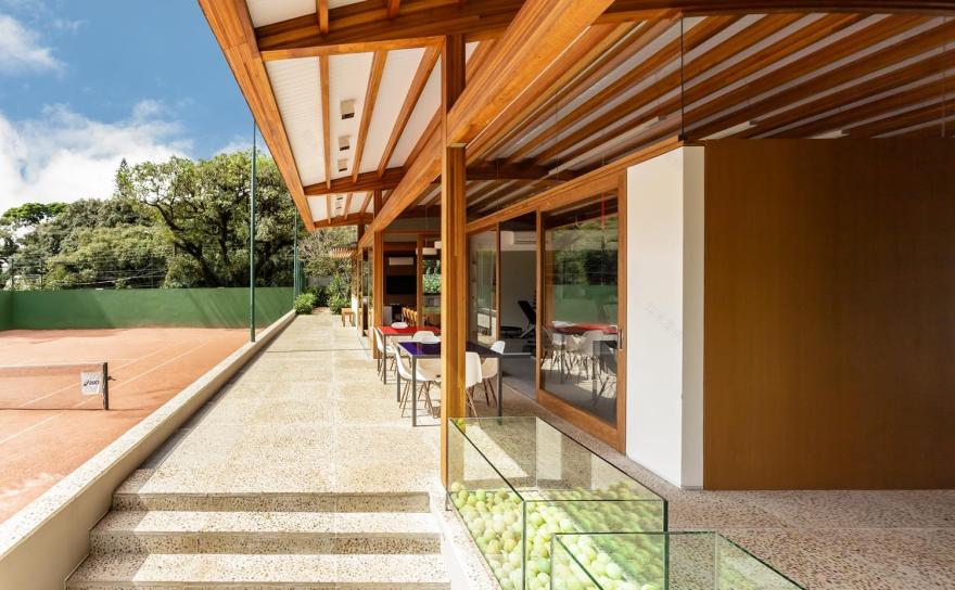 巴西 Sakh Club | 木质与玻璃的完美融合,打造温馨运动空间-7