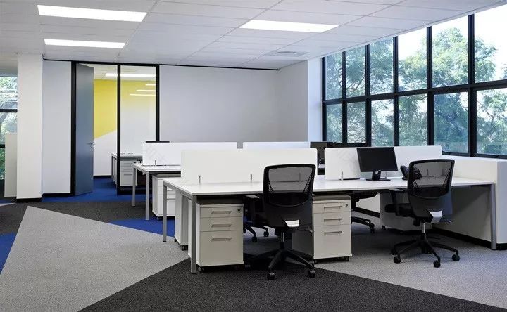 南非约翰内斯堡 Dynamic Technologies 办公室设计 | 活力四溢的多彩空间-17