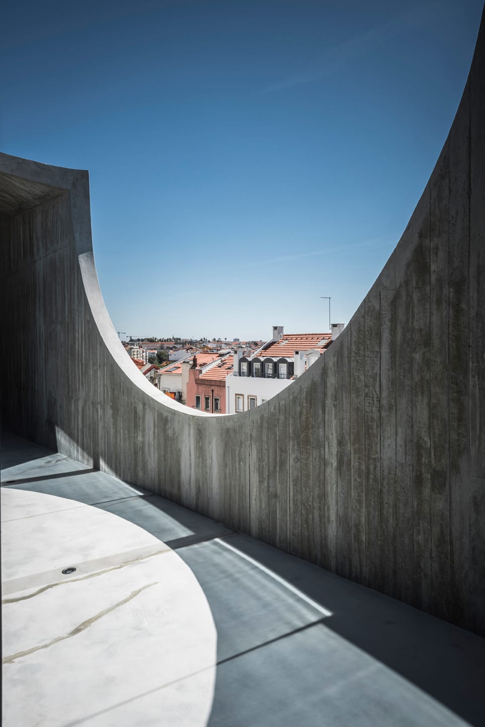 极简主义葡萄牙之家,悬浮泳池成焦点-1