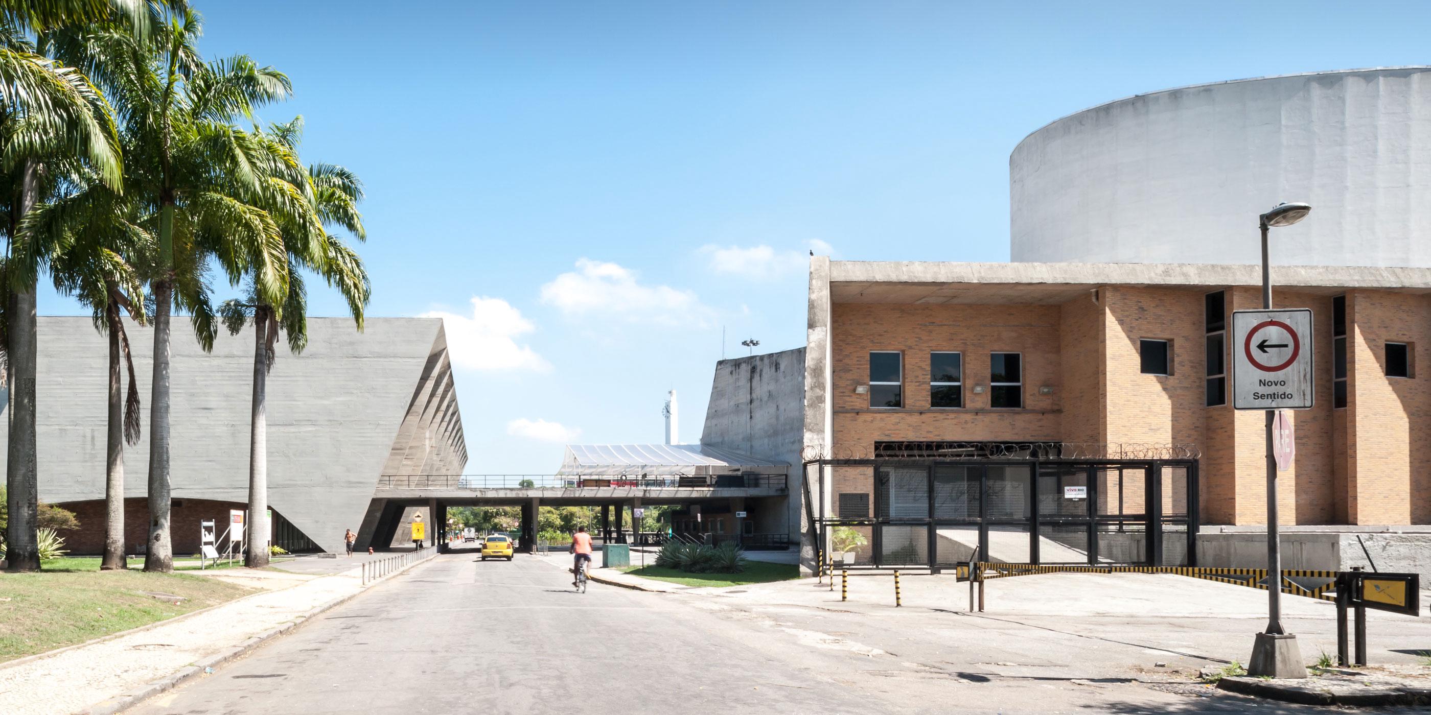 巴西里約熱內盧現代藝術博物館：建築大師 Affonso Eduardo Reidy 採V形柱列、懸吊樓板，打造現代主義建築經典 | FAM-20